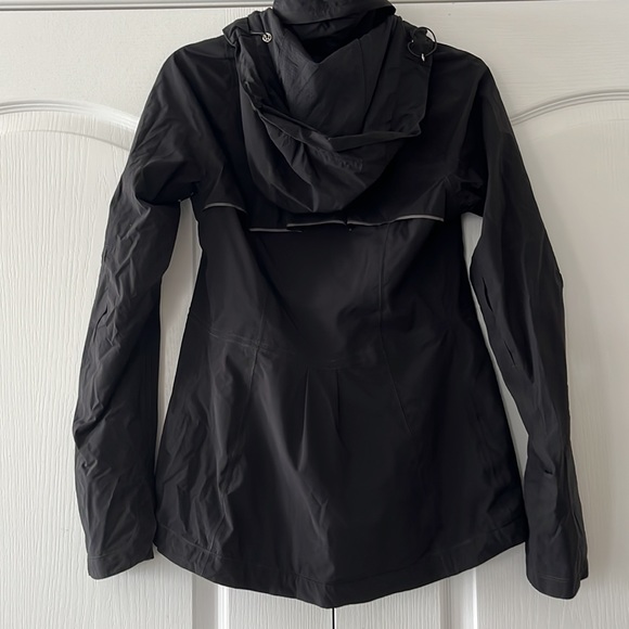 EUC Lululemon running jacket - Picture 9 of 15